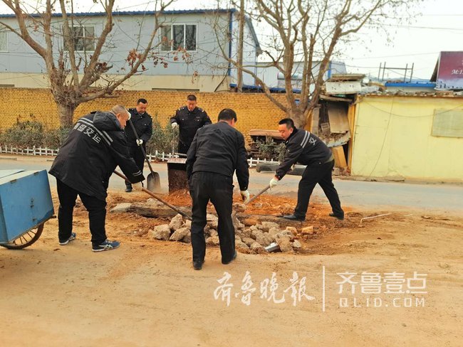 校門口路面坑洼不平，青島校車司機自發修路