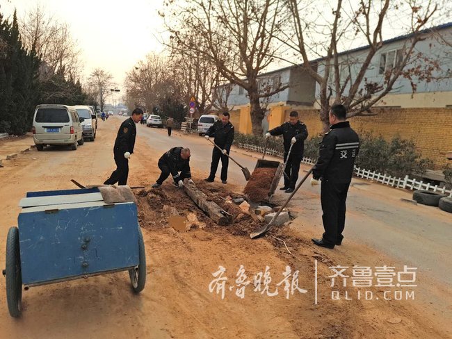 校門口路面坑洼不平，青島校車司機自發修路