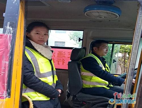 宜春交警關(guān)注師生安全 給校車配反光背心