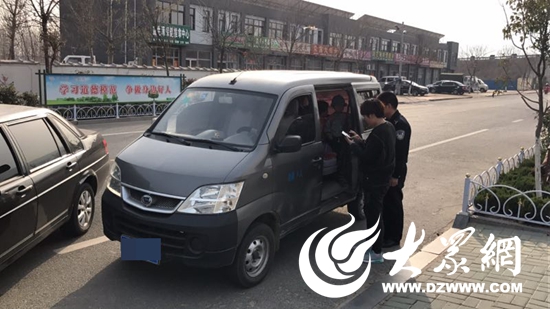 舉報非法營運的“黑校車” 日照一市民領(lǐng)到交警“賞金”