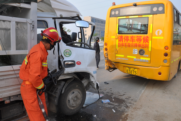 湖北麻城一貨車追尾幼兒園校車 消防官兵緊急救援