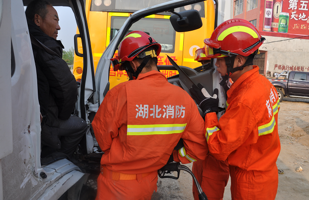 湖北麻城一貨車追尾幼兒園校車 消防官兵緊急救援