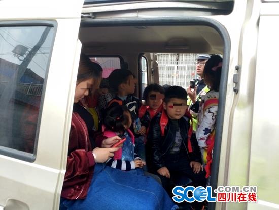 幼兒園7座“校車(chē)”裝進(jìn)17個(gè)娃娃 司機(jī)是園長(zhǎng)父親