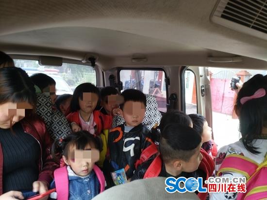 幼兒園7座“校車(chē)”裝進(jìn)17個(gè)娃娃 司機(jī)是園長(zhǎng)父親