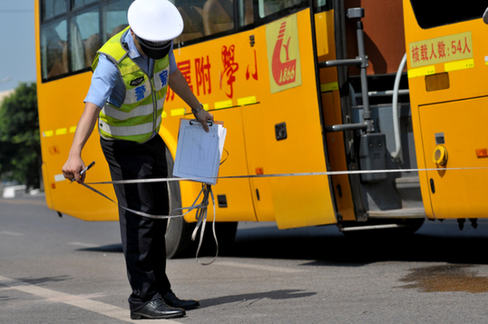 北碚交巡警支隊組織開展危化品道路運輸及校車重特大道路交通事故應(yīng)急處置演練
