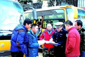 江西省上饒市公安交警部門多形式開展校車安全知識(shí)宣傳