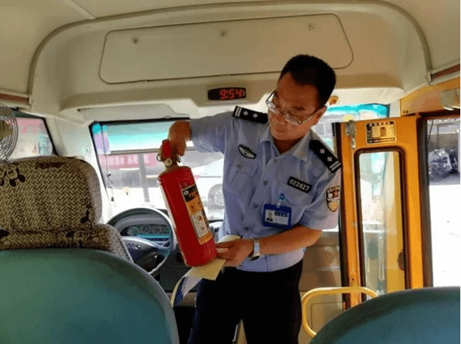 迎接開學(xué)季，邯鄲峰峰交警開展校車安全隱患大排查