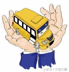 新學(xué)期開(kāi)學(xué)季丨長(zhǎng)春交警為校車駕駛員和學(xué)生家長(zhǎng)送去“交通安全禮”
