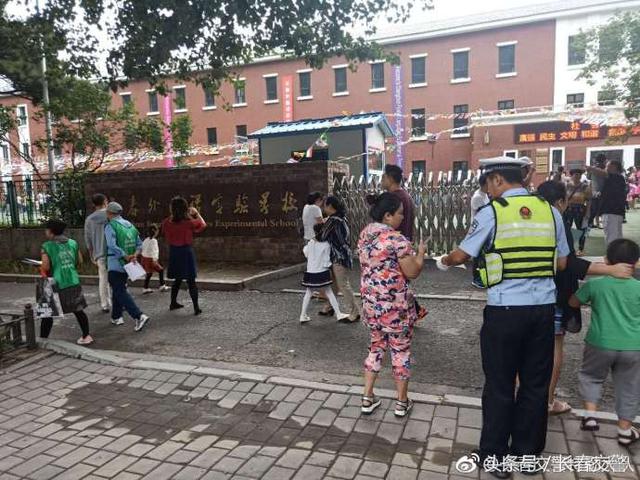 新學(xué)期開(kāi)學(xué)季丨長(zhǎng)春交警為校車駕駛員和學(xué)生家長(zhǎng)送去“交通安全禮”