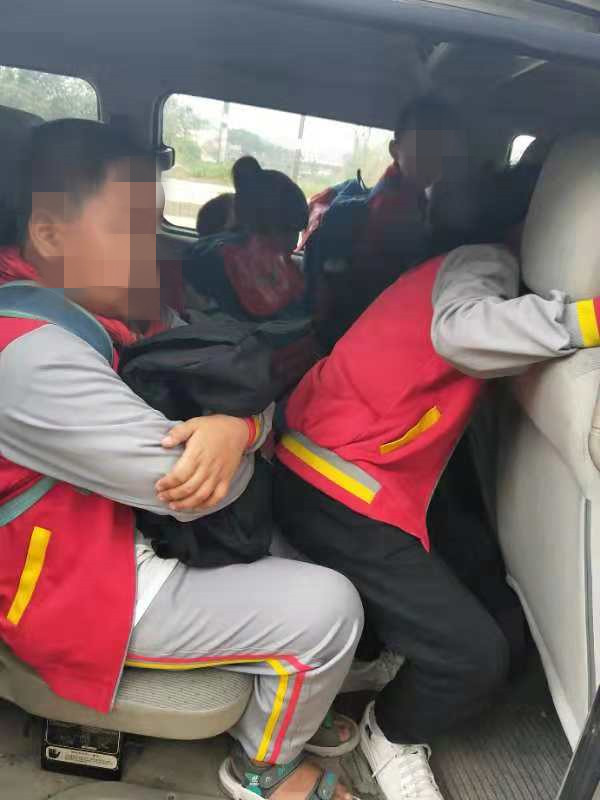 東莞：核載8人校車塞進(jìn)25名小學(xué)生！被企石交警查了