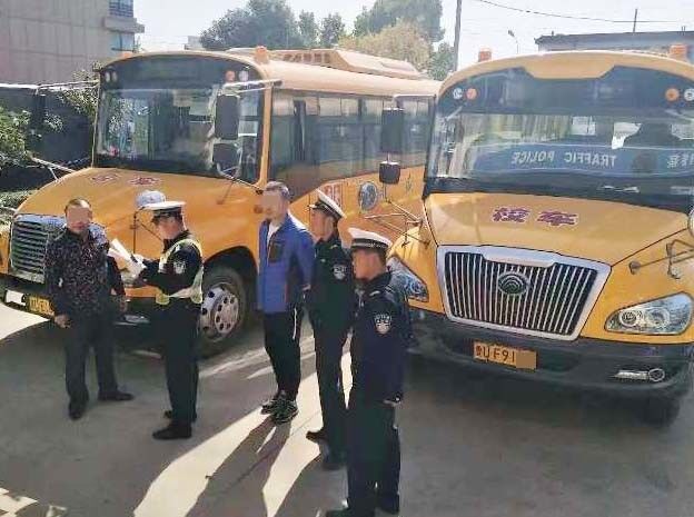 私自改變路線接送學生，青島兩校車司機被罰