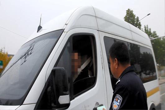 衡水查獲一輛黑校車，違法行為多到讓交警驚訝，車里還有15個孩子