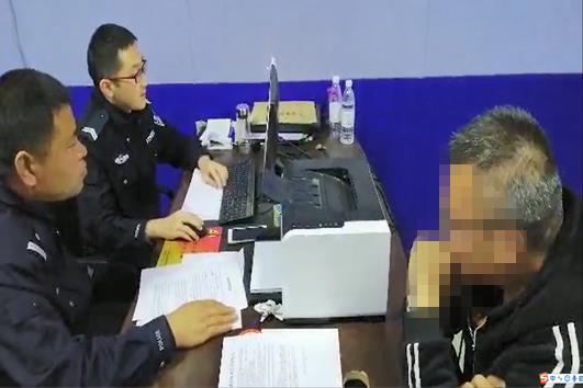 衡水查獲一輛黑校車，違法行為多到讓交警驚訝，車里還有15個孩子
