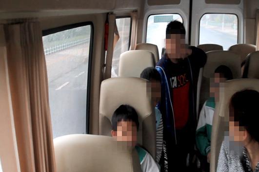 衡水查獲一輛黑校車，違法行為多到讓交警驚訝，車里還有15個孩子