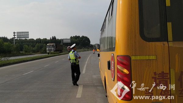 校車超員行駛 交警及時消隱患
