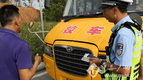 校車超員行駛 交警及時消隱患