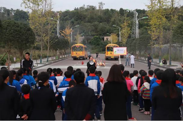 校車“起火”！內(nèi)江這所學(xué)校的孩子們都沒慌亂...