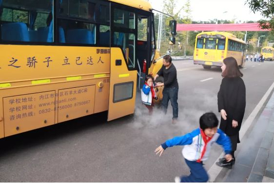 校車“起火”！內(nèi)江這所學(xué)校的孩子們都沒慌亂...