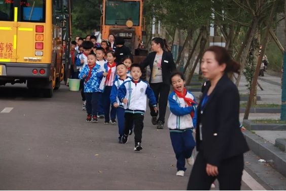 校車“起火”！內(nèi)江這所學(xué)校的孩子們都沒慌亂...