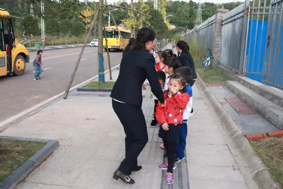 校車“起火”！內(nèi)江這所學(xué)校的孩子們都沒慌亂...