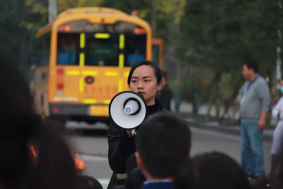 校車“起火”！內(nèi)江這所學(xué)校的孩子們都沒慌亂...