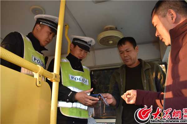 博興交警為校車“出診把脈” 確保師生乘車安全