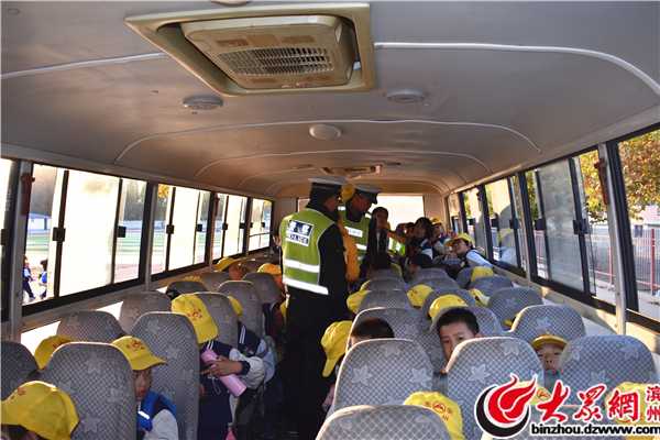 博興交警為校車“出診把脈” 確保師生乘車安全