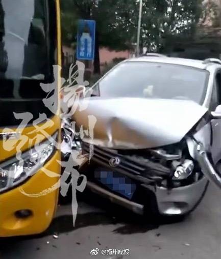 嚇人！今天上午江都一校車與轎車相撞，幸好……