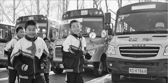 湯原縣：村娃坐校車安全又快捷