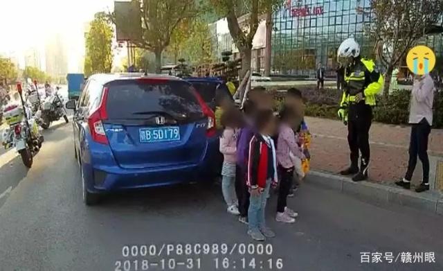 贛州查獲一轎車嚴重超載，罰款兩萬，核載5人，實載客12人！