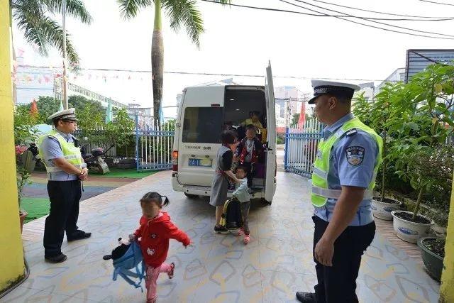 核載6人，實載31人超員416%，竟然是“校車”？