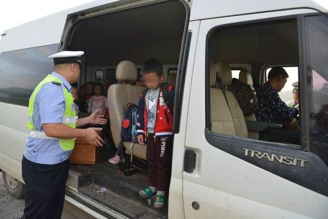 核載6人，實載31人超員416%，竟然是“校車”？