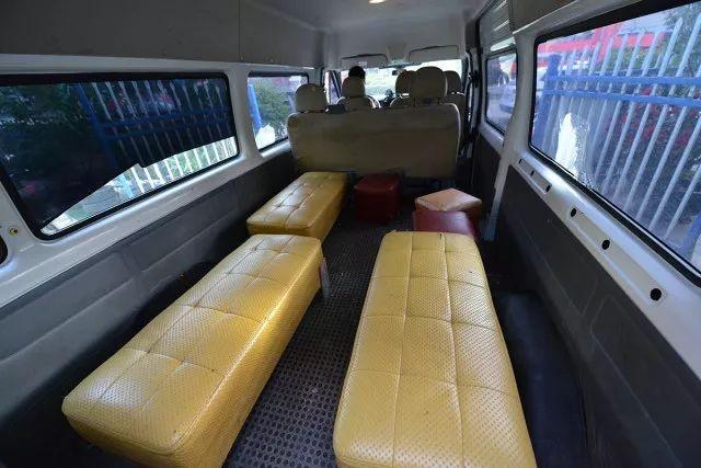 核載6人，實載31人超員416%，竟然是“校車”？