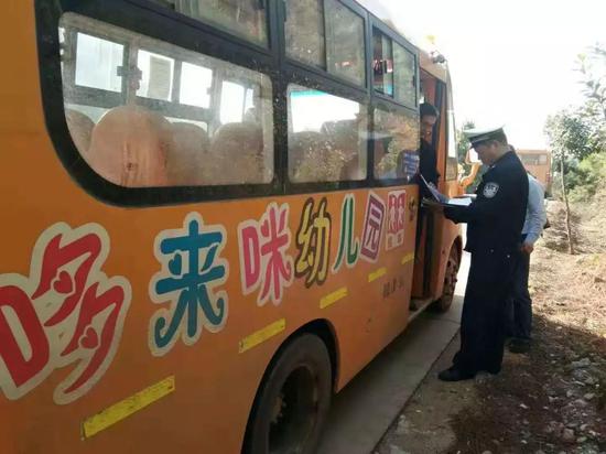 為保障學(xué)生乘車安全 衡東交警開展校車大排查行動