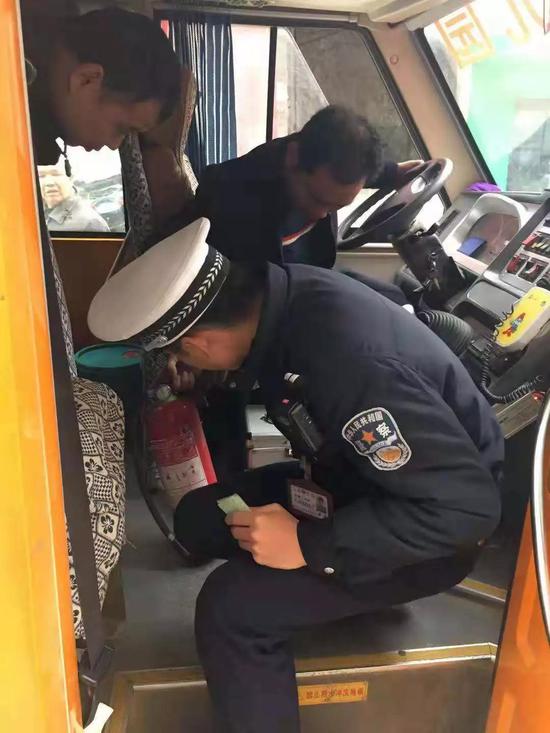 為保障學(xué)生乘車安全 衡東交警開展校車大排查行動