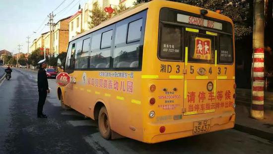 為保障學(xué)生乘車安全 衡東交警開展校車大排查行動