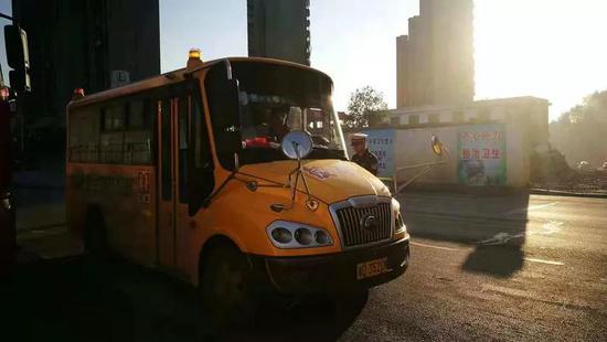 為保障學(xué)生乘車安全 衡東交警開展校車大排查行動