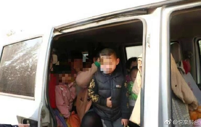 邢臺一黑校車未取得校車使用許可被罰2萬