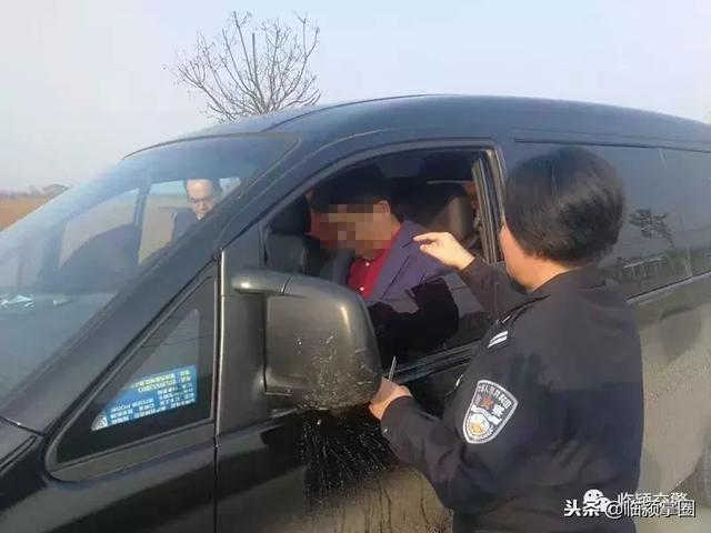 臨潁縣交警大隊查獲一起“黑校車” 非法接送學生嚴重超員案件