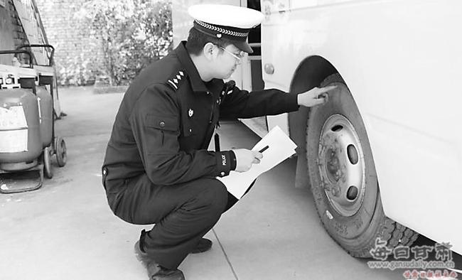 蘭州龔家灣交警大隊(duì)聯(lián)合七里河區(qū)教育局對(duì)校車進(jìn)行檢查