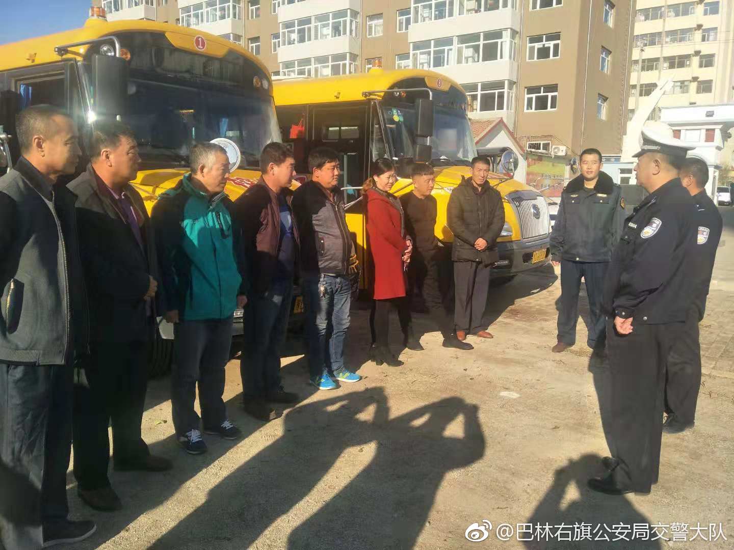赤峰市巴林右旗交警大隊召開校車安全會議