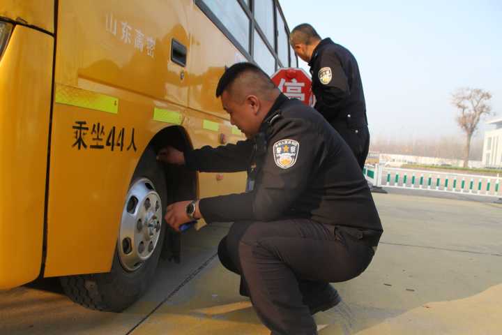 濰坊高密：天氣漸冷，校車(chē)要體檢