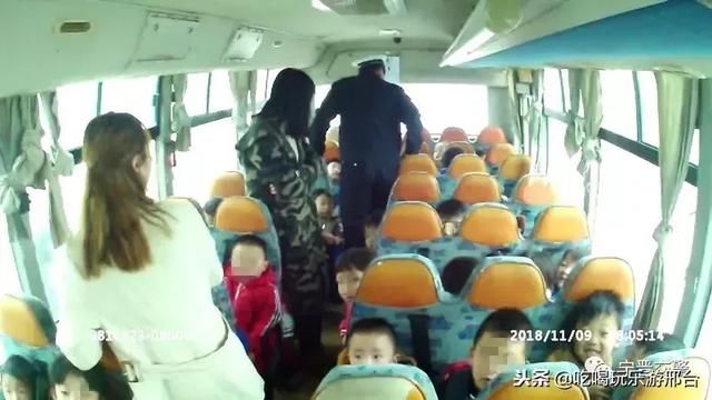 寧晉交警查處兩起嚴重超員“黑校車”