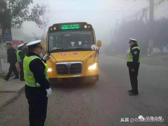 寧晉交警查處兩起嚴重超員“黑校車”