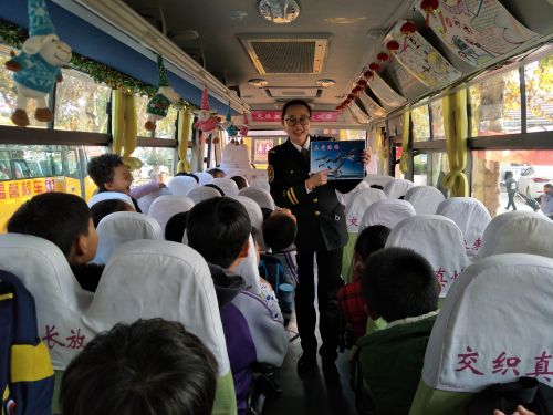 隨車照管員帶領乘車學生學習關愛海鷗知識 (2)