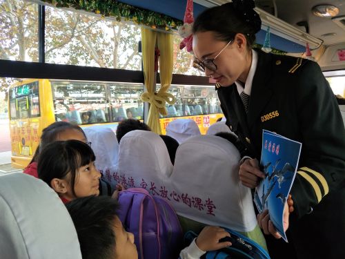 隨車照管員帶領乘車學生學習關愛海鷗知識