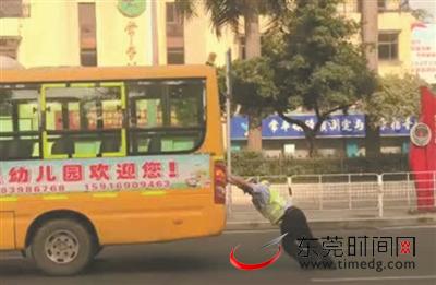 常平一校車因故障“卡路” 輔警獨力推車狂獲點贊