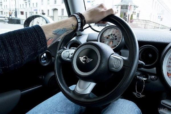 南陽:超員“黑校車” 司機受重罰