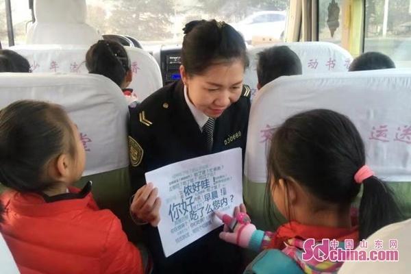 “世界問候日” “問候”之風(fēng)吹進(jìn)校車