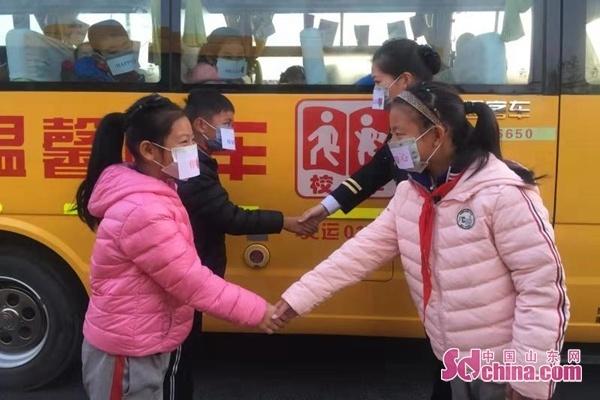 “世界問候日” “問候”之風(fēng)吹進(jìn)校車